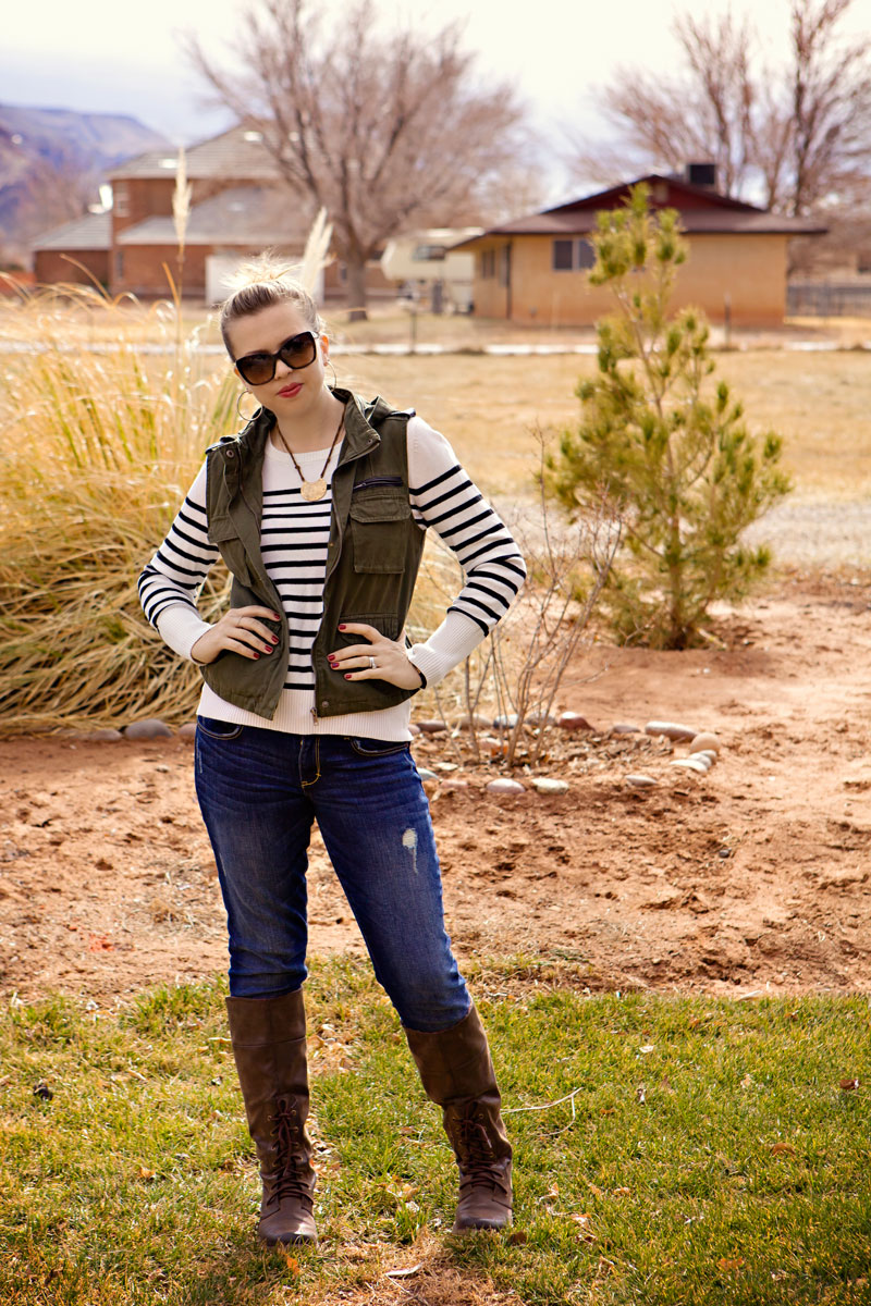 mom-style-vest-stripes-jeans-boots-01