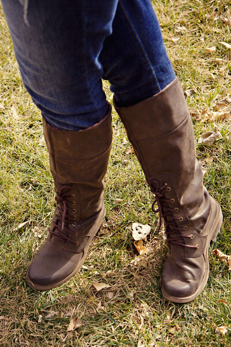 mom-style-vest-stripes-jeans-boots-05