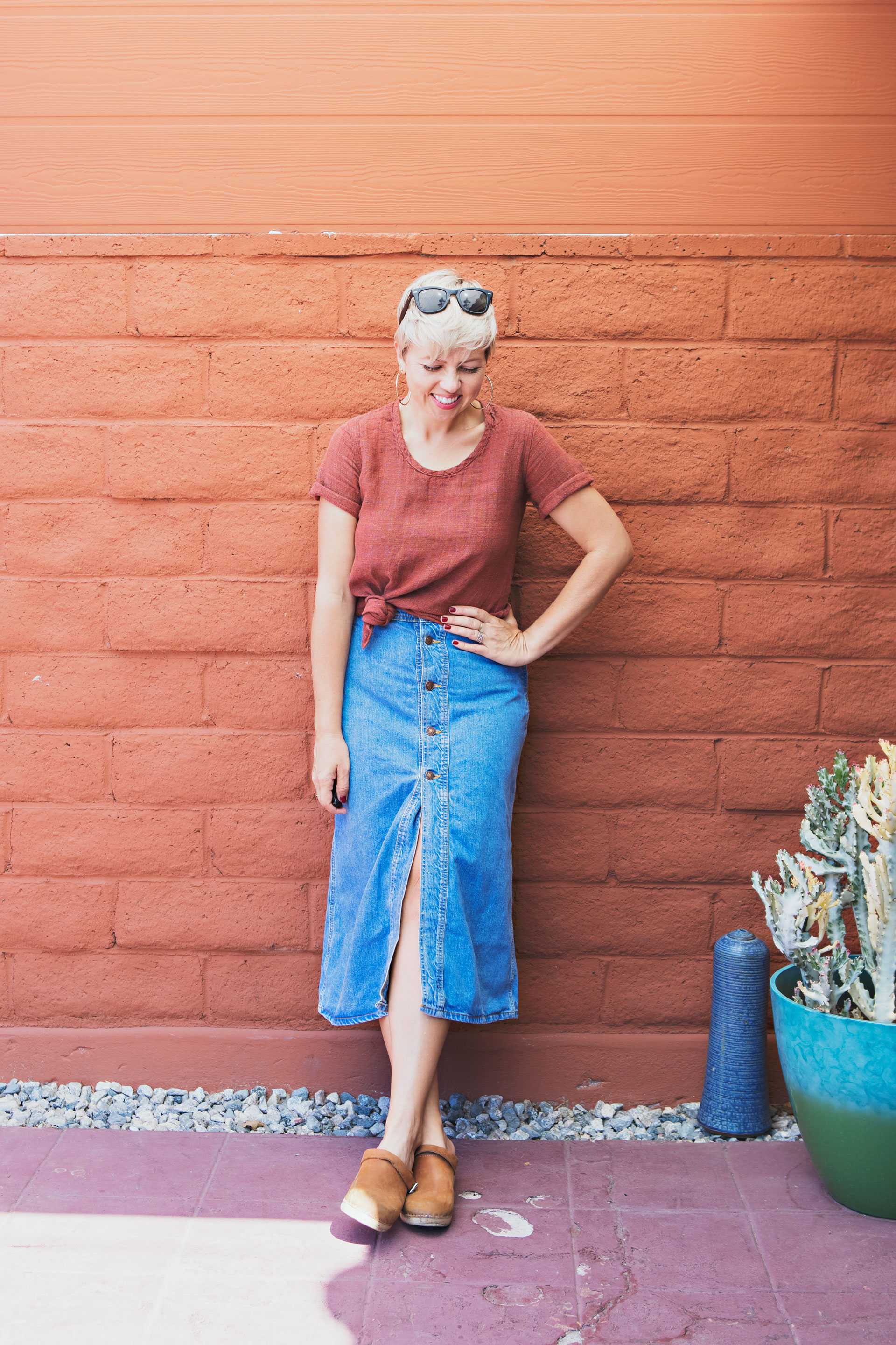 5 ways to style a long denim skirt, denim skirt outfit, denim skirt outfit ideas, mom style, capsule wardrobe, denim skirt