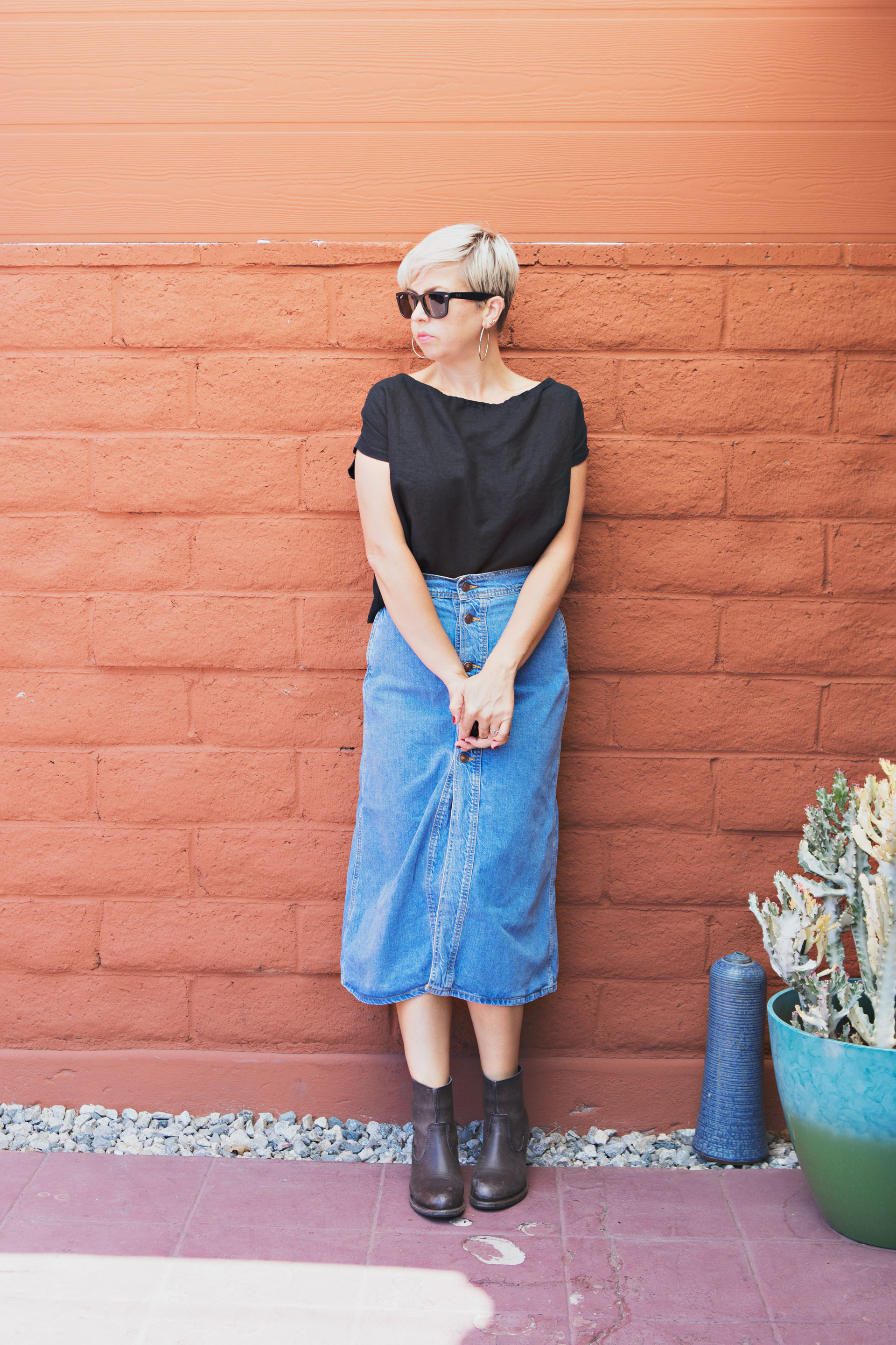 5 ways to style a long denim skirt, denim skirt outfit, denim skirt outfit ideas, mom style, capsule wardrobe, denim skirt